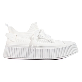 Hvide gennembrudte sneakers på Shelovet platformen