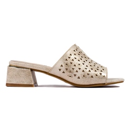 Openwork Golden Flip flops på en lav metallisk stolpe gylden