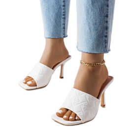Hvide elegante sandaler med hæl fra Cambrina