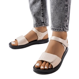 Beige sandaler med dekorativ overdel fra Phillip