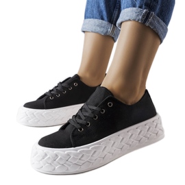 Sorte sneakers på en massiv Falerina platform