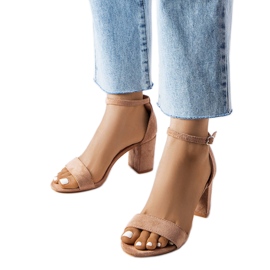 Beige sandaler med lav hæl fra Lourna