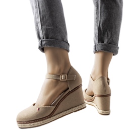 Beige kile espadriller fra Adelinda