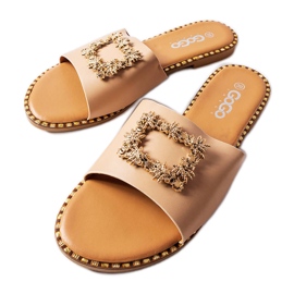 Beige skydere med dekoration fra Miriama
