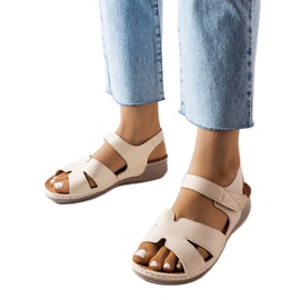 Beige sandaler med lav kile fra Nelly