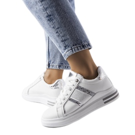 Hvide sneakers dekoreret med Xarles rhinestones