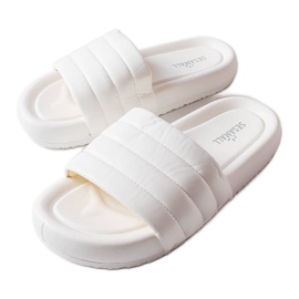 Hvide flip flops dekoreret med Dorene quiltning