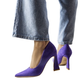 Lilla pumps på en asymmetrisk stilethæl fra Linda violet