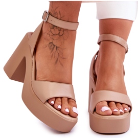 Moderigtige sandaler på massive beige karmine hæle