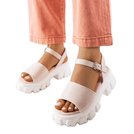 Beige sandaler på en massiv Vinceza-sål
