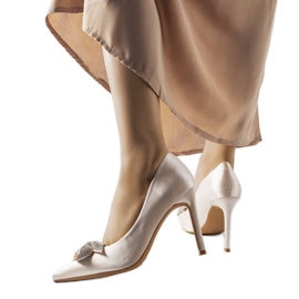 Beige nåle med satin finish og Mia sløjfe