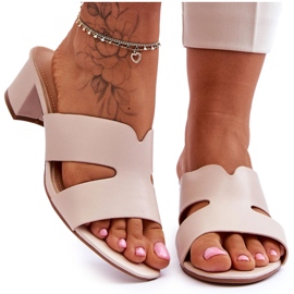 Klassiske beige læder flip-flops med lav hæl