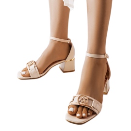 Beige sandaler på lav hæl fra Helmi
