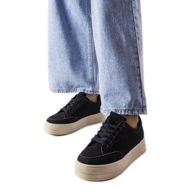 Sorte sneakers på Amathymes platformen