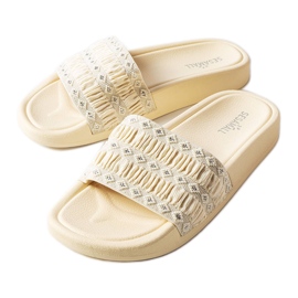 Beige sliders dekoreret med flæser fra Ernest