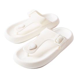 Hvide flip flops på Moretti platformen