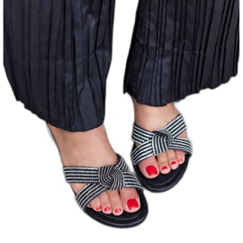 Sorte flip-flops dekoreret med Loreto zirkoner