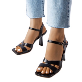 Karolina sorte højhælede sandaler med bælte