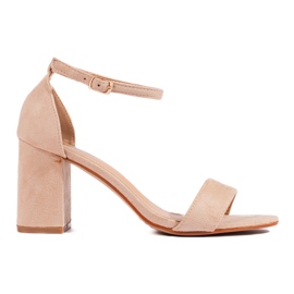 Klassiske sandaler til kvinder på en beige Shelovet-stolpe