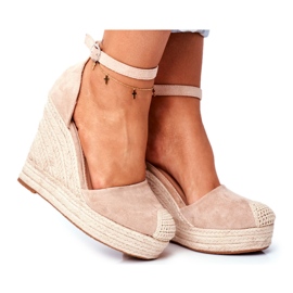 Beige kile sandaler med fletninger