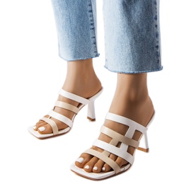 Hvide flip flops på en nål