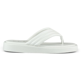 Kvinders flip-flops på den hvide platform