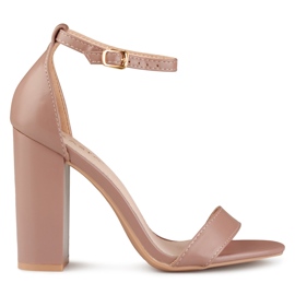 Elegante beige sandaler på stolpen