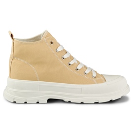 Beige sneakers over anklen