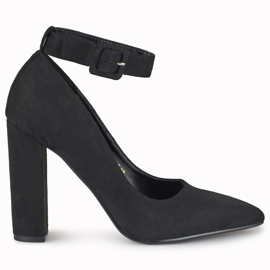 Kvinders sorte pumps fastgjort ved anklen