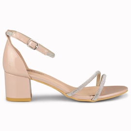 Elegante skinnende beige damesandaler på stolpen