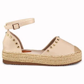 Beige espadriller med nitter fastgjort ved anklen
