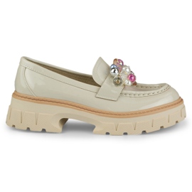 Beige lakerede loafers med dekorative perler