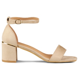 Beige sandaler på lav hæl med en gylden detalje