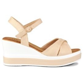 Komfortable beige kile-sandaler
