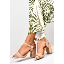 Damesandaler i beige ruskind på stolpen
