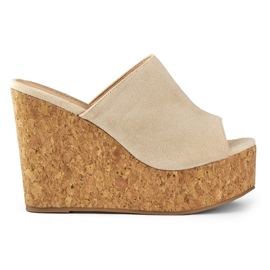 Beige flip flops på en propkile