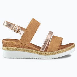Beige damesandaler på en lav kile