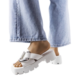 Hvide flip-flops med traktorsåler fra Carceri