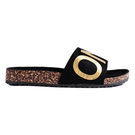 Sorte flip-flops med guldskrift på Shelovet kasketten