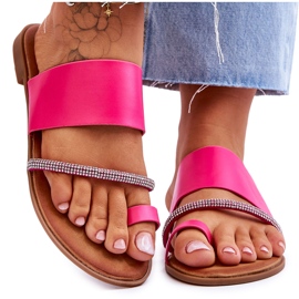 Kvinders flip -flops med en dekorativ fuchsia -strip lyserød