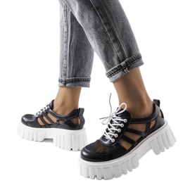 Sorte brogues med en massiv Emaline-sål