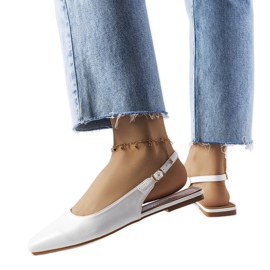 Hvide sandaler med lukket tå fra Hazelwood