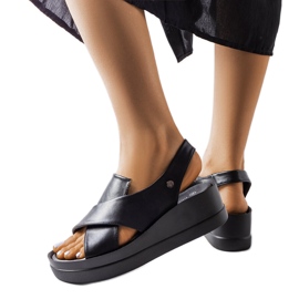 Sorte sandaler med lav kile fra Adelina