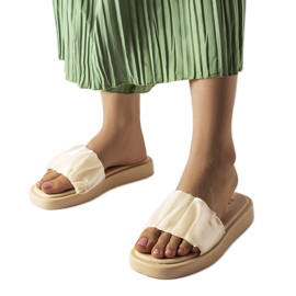Beige sliders dekoreret med flæser fra Boulevard hvid