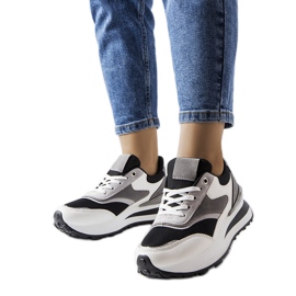 Inna Sorte og hvide platformssneakers fra Doirons