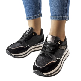 Skinnende sorte sneakers fra Enola