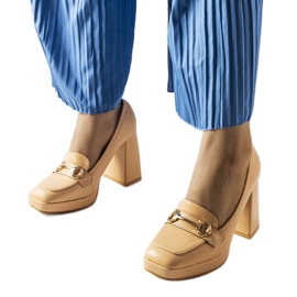 Beige pumps på en geometrisk blok fra Blaiss
