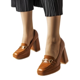 Brune pumps på en geometrisk blok fra Blaiss
