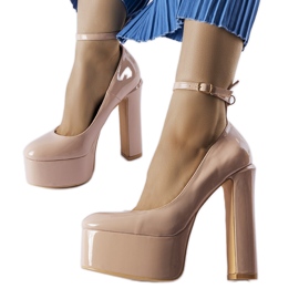Beige patent højhælede pumps fra Colle