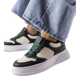Sorte og grønne sneakers på Baron platformen